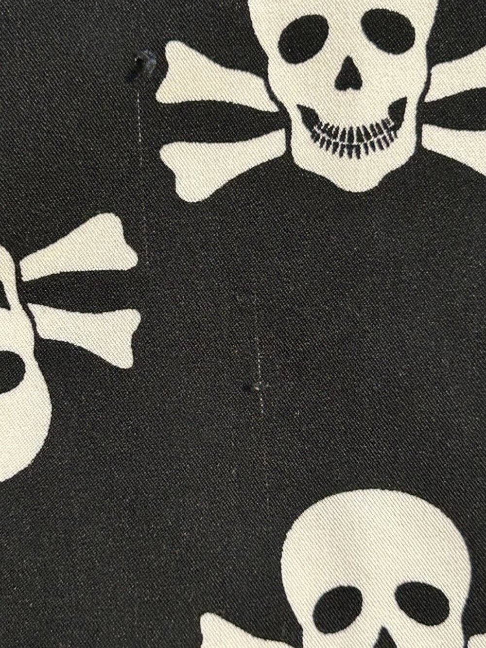 Skull & Crossbones Halloween Spooky Scrub Top XL Black & White Pockets V-Neck - Picture 6 of 9
